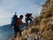 40 Seguendo la ripida linea di cresta della dorsale aiutandosi con l'uso delle mani 